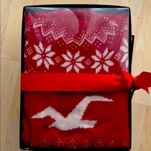 Holllister gift set hat + infinity scarf